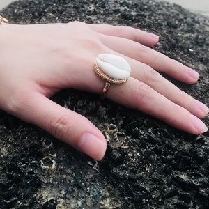 💋CLEARANCE Cowrie shell adjustable ring